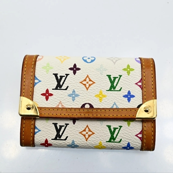 Lv multicolor key pouch action, paid way less then i expected for this and  tbh its not worth 150 and up unless you really want this piece, cards need  to fit on